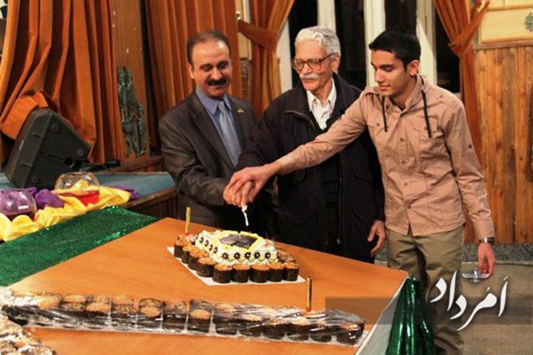 بریدن کیک ۸۰سالگی فیروزبهرام، نفر وسط شاهرخ کشاورزی