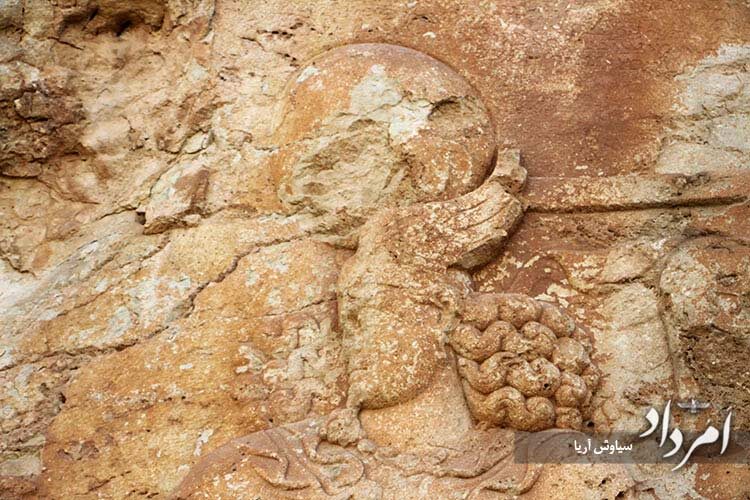 صورت-و-تاج-پادشاه-که-بسیار-آسیب-دیده-و-در-حال-محو-شدن-است