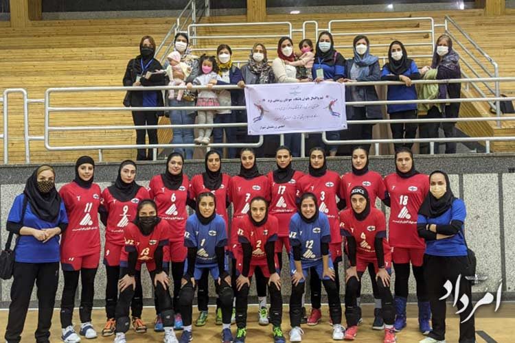 فرتور-تیم-جوانان-در-کنار-تماشاگران-زرتشتی-شیرازی