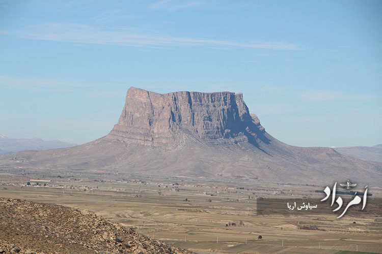 قلعه اِشکَنوان دید از دامان قلعه استخر